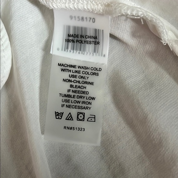 Vince Camuto White Flowy V Neck Sleeveless Blouse - Size XS - Picture 3 of 15